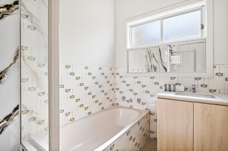 Bathroom, Quiet 2-bed Home in Pascoe Vale South, Melbourne