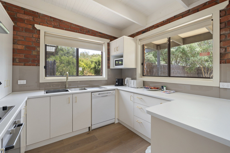 Private kitchen 3, Relaxing Retreat Near Rye Beach, Melbourne