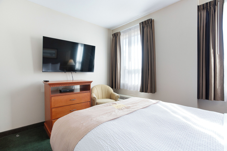 Bedroom 3, Lakeview Inns & Suites - Okotoks, Division No. 6