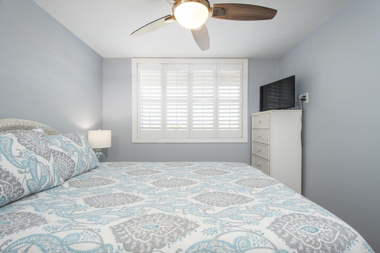 Room 5, Beachwalk 205: After Dune Delight 3 Bedroom Condo by RedAwning, Carteret