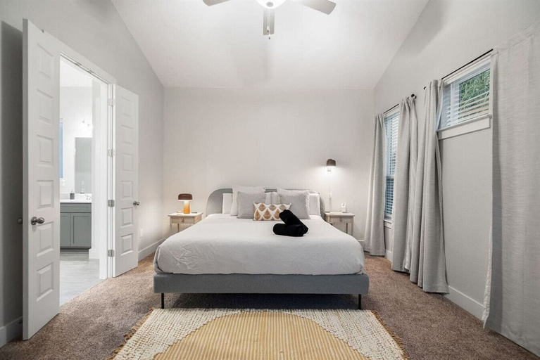 Interior 2, Modern and lux 4B House With Office, 20 min to DT, Travis