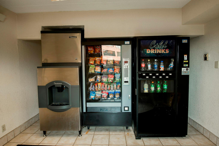 Food & Drinks 4, Red Roof PLUS+ Chicago - Naperville, Dupage