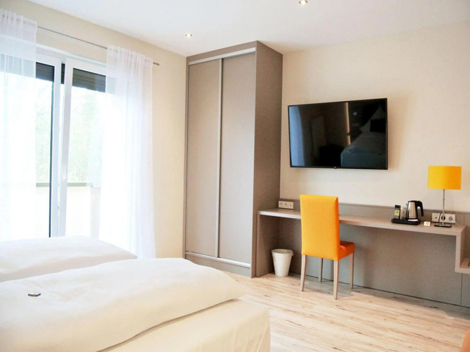 Room 3, Bernsteinsee Hotel and Ferien Room With Balcony, Gifhorn
