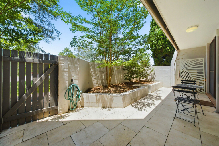 Balcony 4, Spacious Bright Apartment With Courtyard and BBQ, Canberra