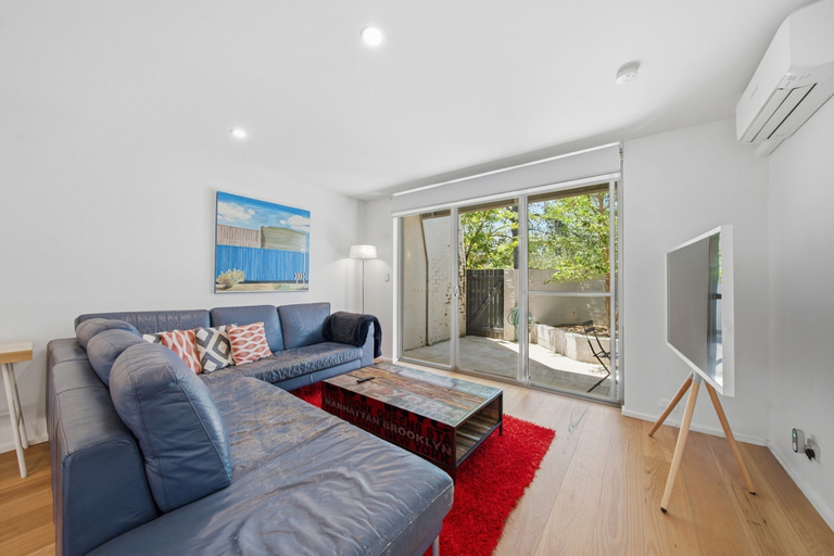 Living room 2, Spacious Bright Apartment With Courtyard and BBQ, Canberra