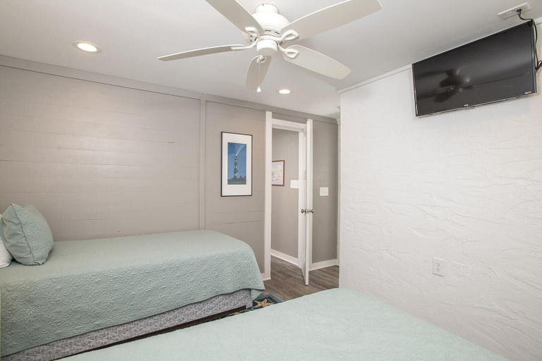 Room 5, Oceans 2 4 Bedroom Condo by RedAwning, Carteret