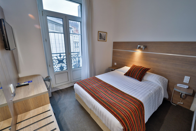Bedroom 3, Hotel Europe Grenoble Hyper Centre, Isère
