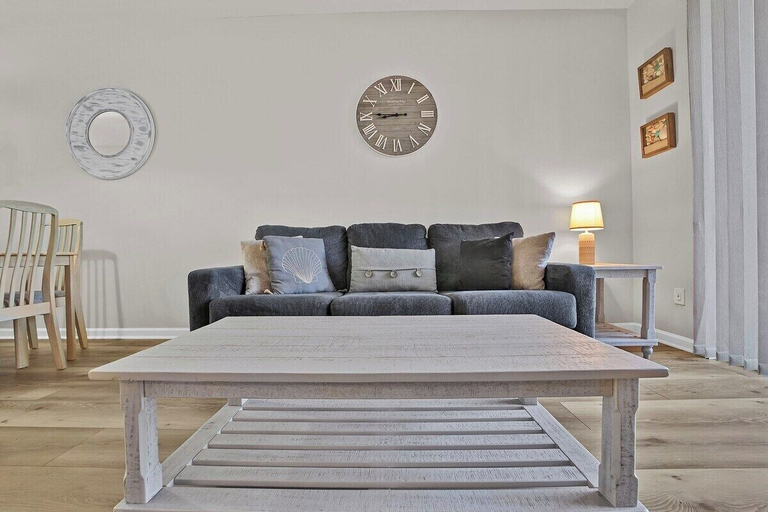 Interior 2, River Oaks 57C, Horry