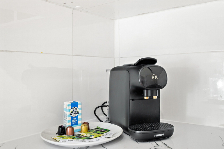 Private kitchen 3, Quiet 2-bed Home in Pascoe Vale South, Melbourne