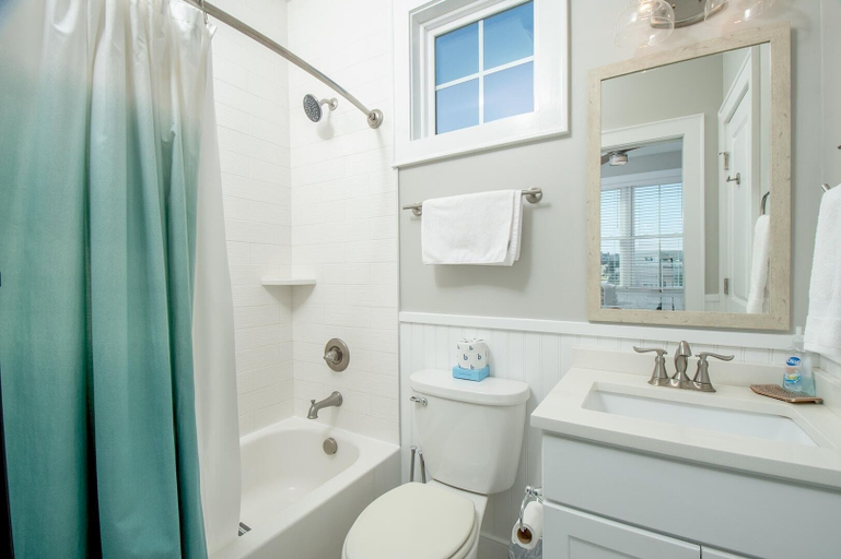 Bathroom 5, Reef Points Wardroom 2 Bedroom Townhouse, Carteret