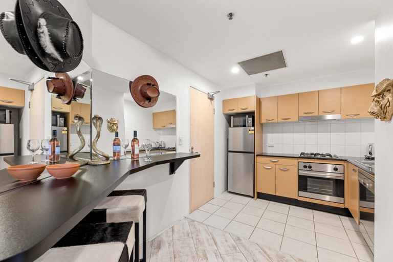 Private kitchen 5, Beachside Studio With Pool and Gym Access, Sutherland Shire - East