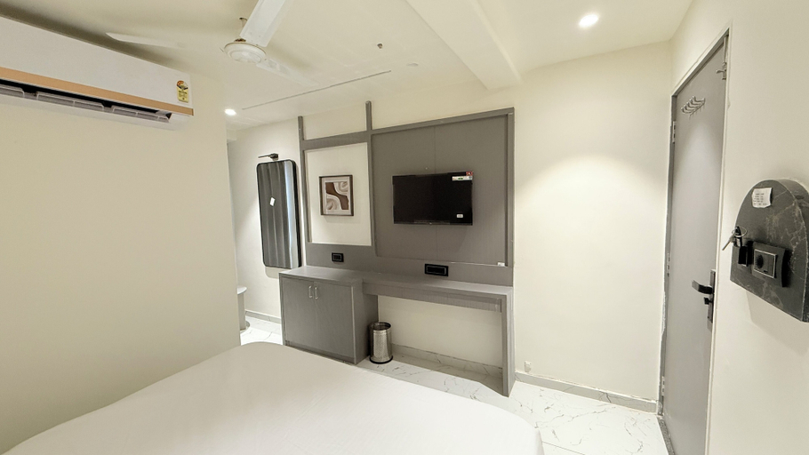 Room 4, Hotel Maple Town, Ahmadabad