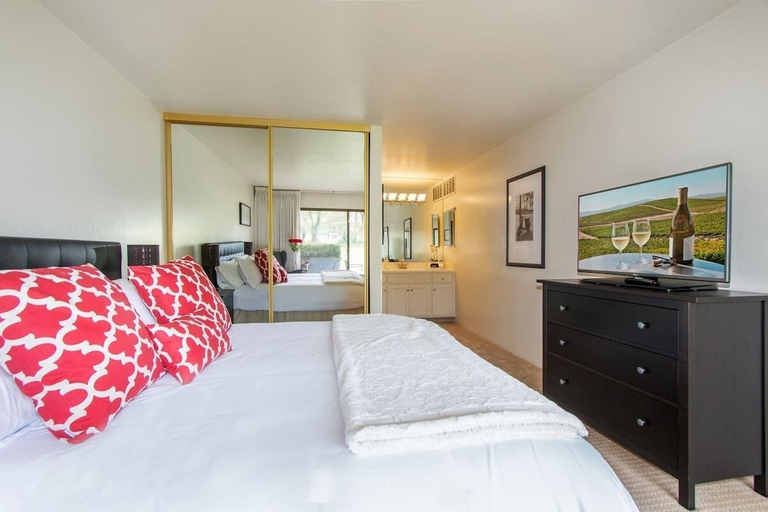 Interior 3, Luxe Golf View Condo Prime Napa Location, Napa