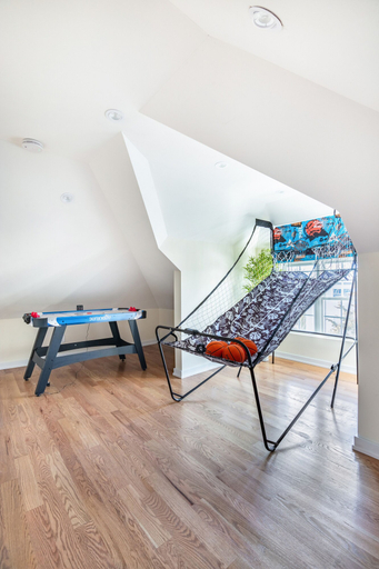 Game room, 3BR Prime Luxury NY - Free Parking, Westchester