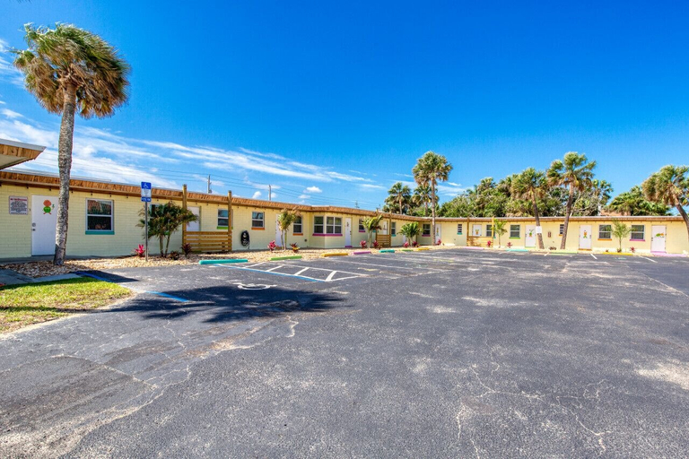 Interior 5, 6 Pineapple Shores Retro Inn Queen Studio, Volusia
