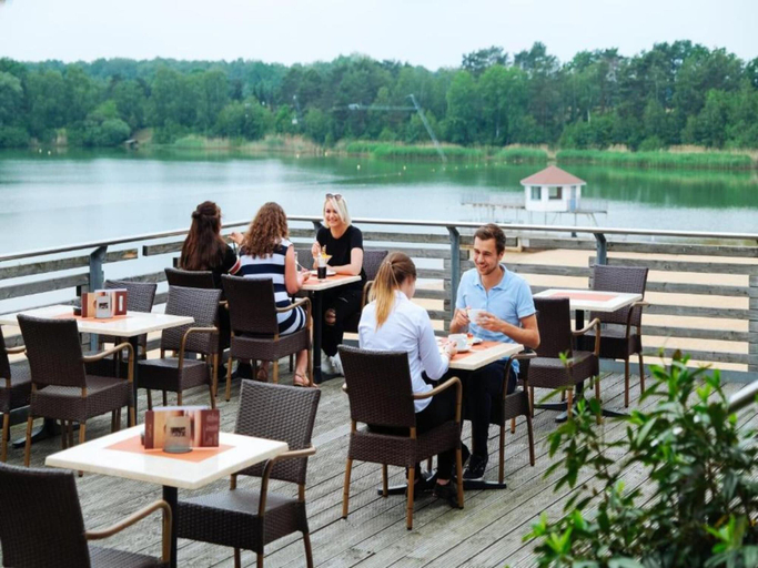 Outdoor dining, Bernsteinsee Hotel and Ferien-standard Double Room, Gifhorn