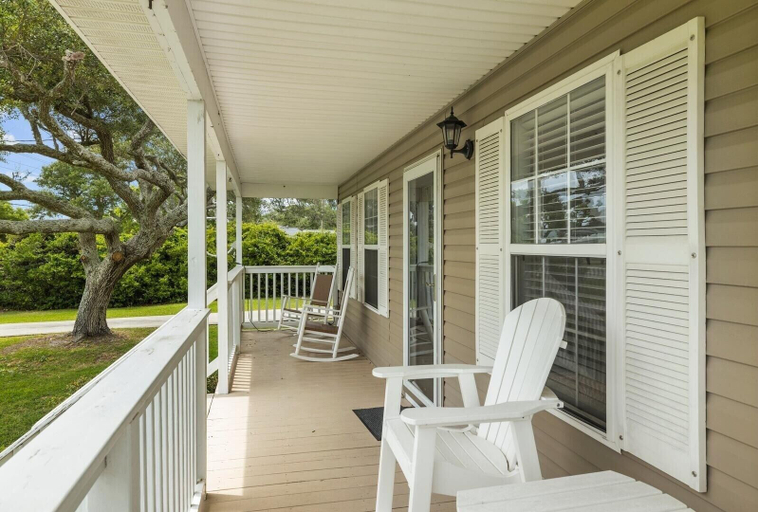 Terrace/patio 5, High Tider 3 Bedroom Home by RedAwning, Carteret