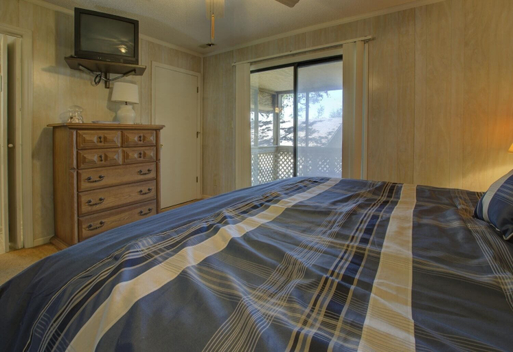 Room 2, Core Sound Lodge 3 Bedroom Home by RedAwning, Carteret