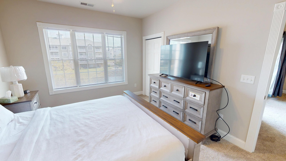 Interior 3, Magnolia Pointe Luster Leaf 4879-303, Horry