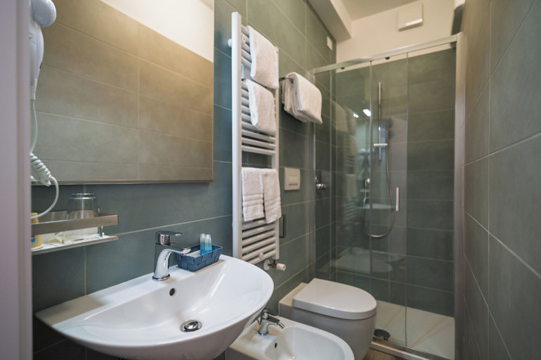 Bathroom 4, Hotel Riviera, Fermo