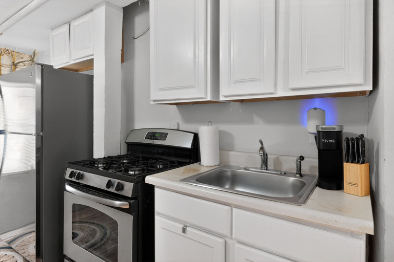 Private kitchen 3, Cozy Baltimore Studio Apts, Baltimore