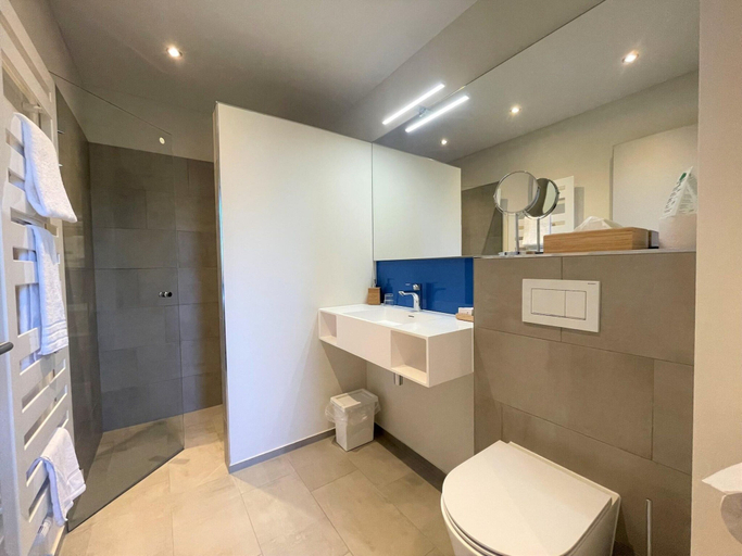 Bathroom, Bernsteinsee Hotel and Ferien Room With Balcony, Gifhorn
