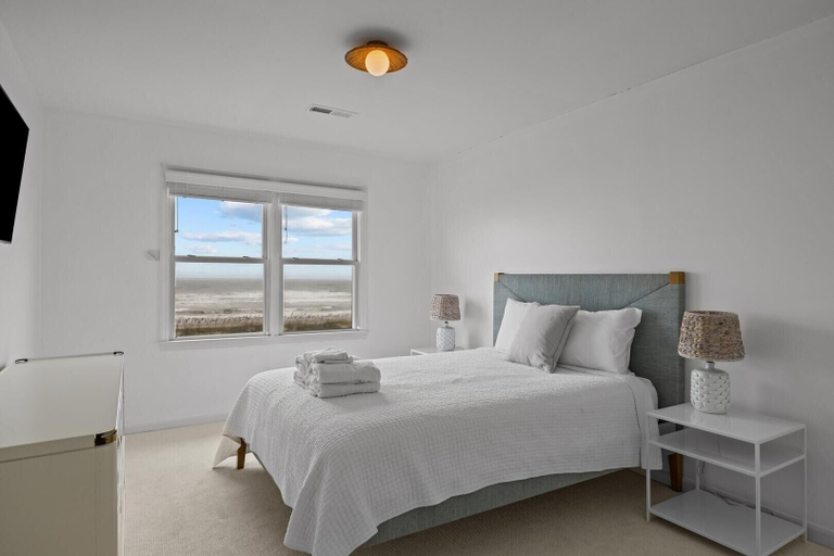 Room 2, Highsmith Cottage 4 Bedroom Home, Carteret