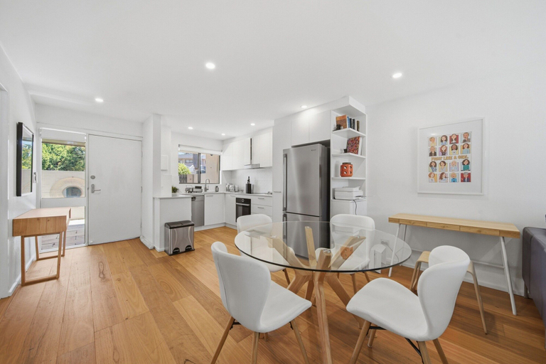 Private kitchen 5, Spacious Bright Apartment With Courtyard and BBQ, Canberra