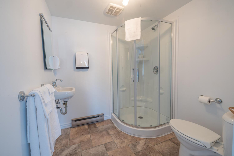 Bathroom 3, Le Gaspésiana, La Mitis