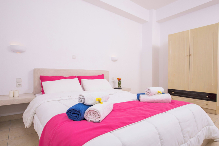 Room 2, 1- bed apt Near Black Beach-sleeps 4-parking, South Aegean