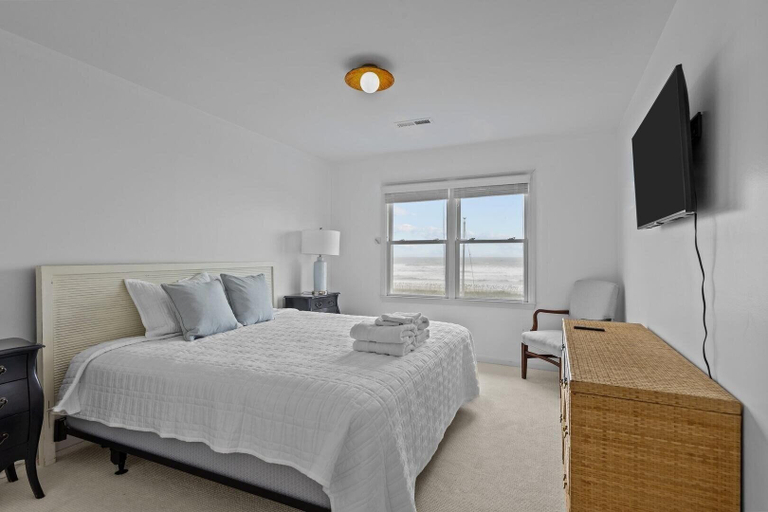 Room 3, Highsmith Cottage 4 Bedroom Home, Carteret