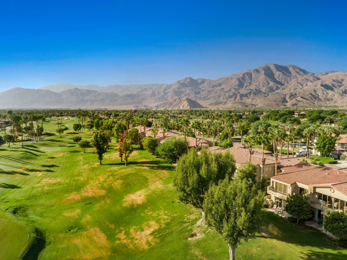 Room 4, Spectacular Lake and Mountain View BBQ Pool Spa, Riverside