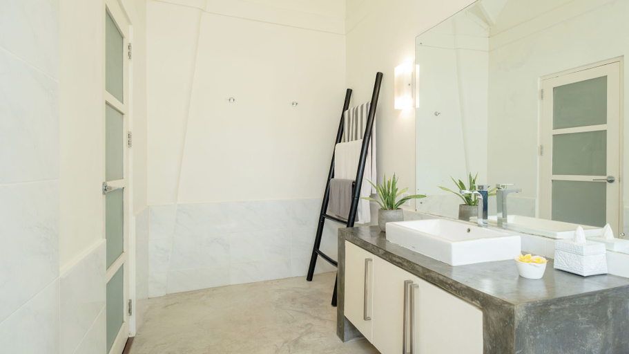 Bathroom 2, Villa Merta Sari 8 by Villa Finder, Badung