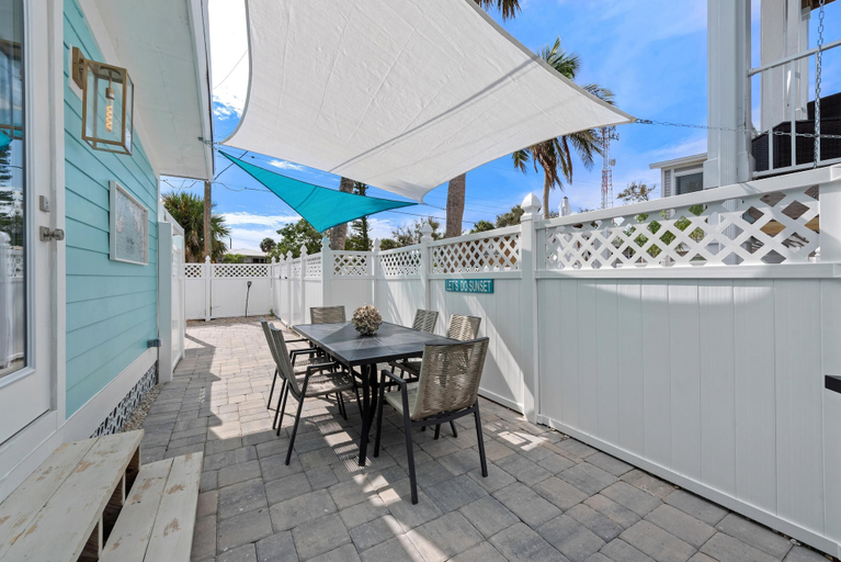 Outdoor dining 5, Bluewaters Beach House, Lee