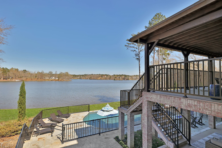 Room 3, Private 7BR Lakehouse Estate Pool Hottub 13 Beds, Bibb