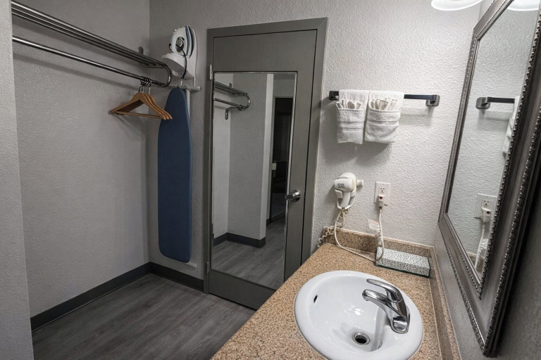 Bathroom 2, Express Inn & Suites, Hunt