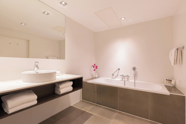 Bathroom 5, Leonardo Royal Hotel Den Haag Promenade, The Hague