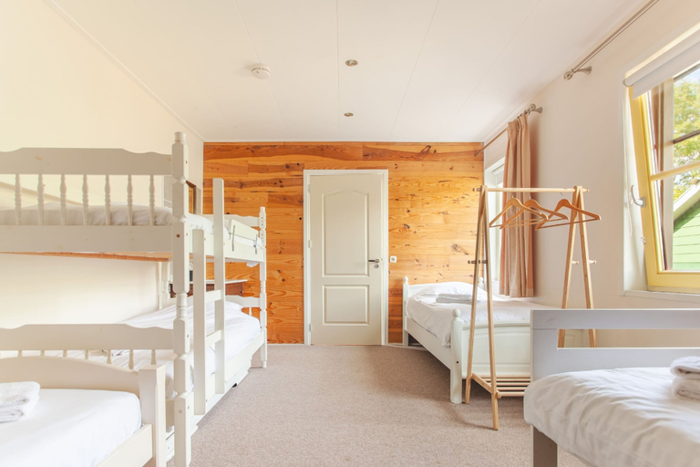 Room 5, Beautiful House in Nature for 20 People, Steenwijkerland
