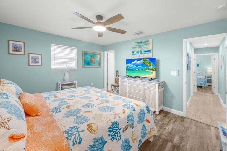 Room 4, Seashells Unit 15 2 Bedroom Condo, Lee