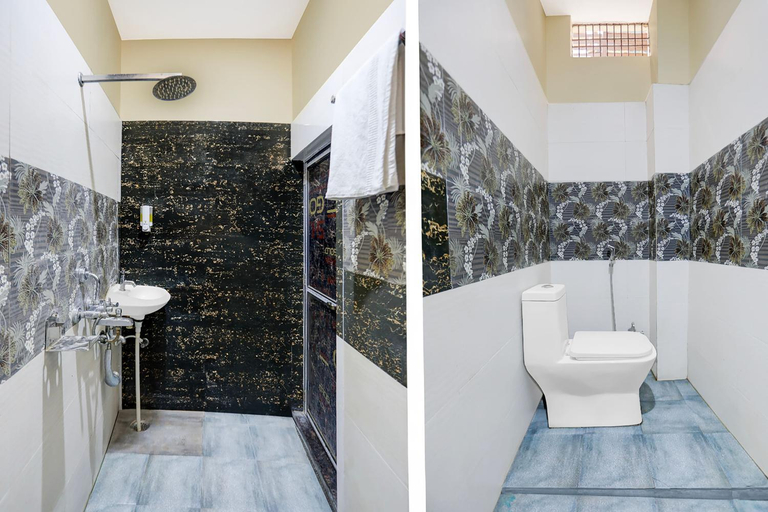 Bathroom 2, Kanha Paying Guest House, Varanasi