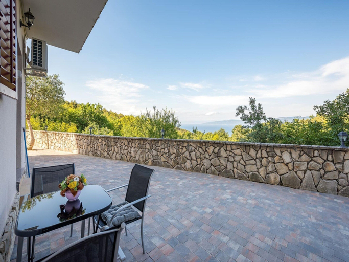 Balcony 4, Relaxing Apartment With sea View and Jacuzzi, Raša