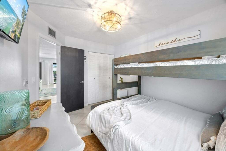 Room 4, Tennis Place Unit B22 2 Bedroom Condo, Lee
