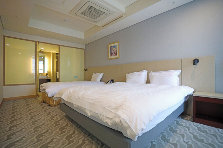 Bedroom 3, Sunshine Hotel, Dong