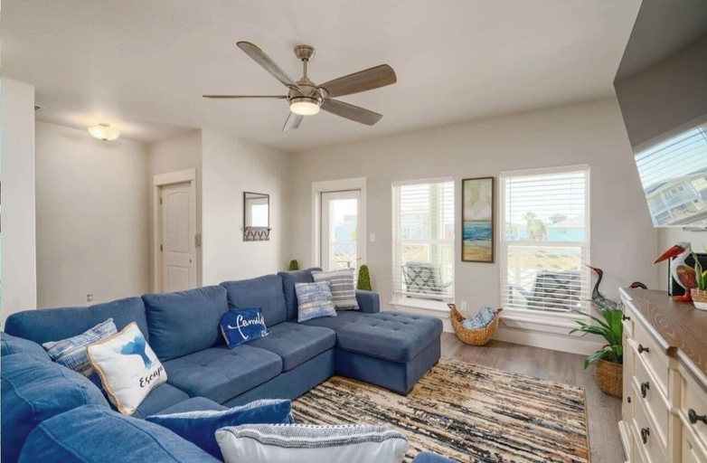 Living area 5, 3201 S. 11th St - New Wave Rentals, Nueces