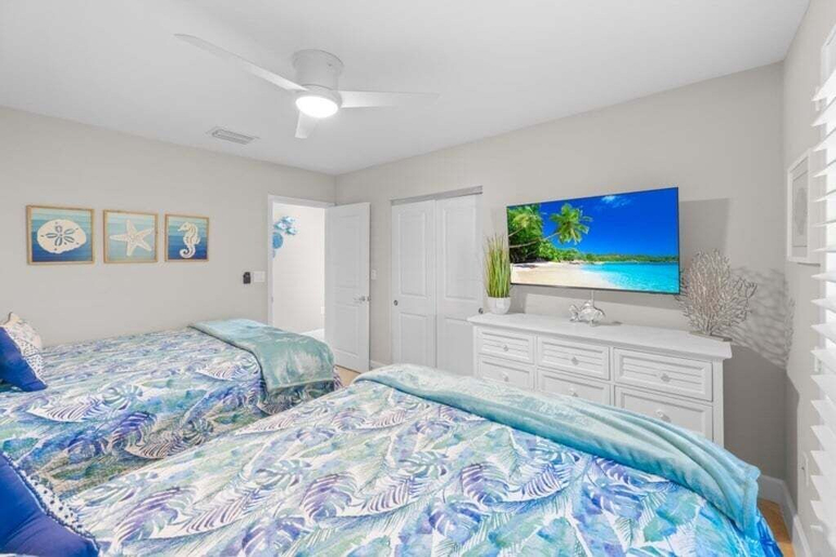 Room 5, Seashells Unit 05 2 Bedroom Condo, Lee