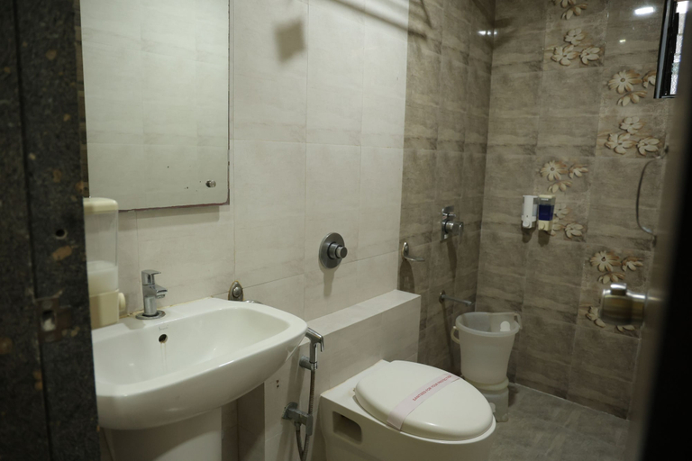 Bathroom 4, Hotel Vraj Inn, Devbhumi Dwarka