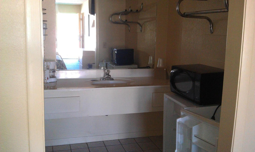 Public Area 2, Summer Breeze Motel, Bay