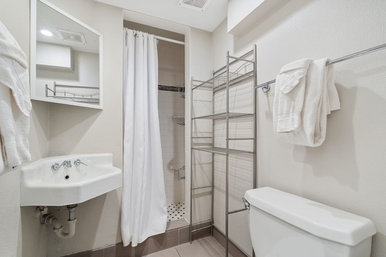 Bathroom 4, Charming Bungalow Next to CSU - Free Cruiser Bikes, Larimer