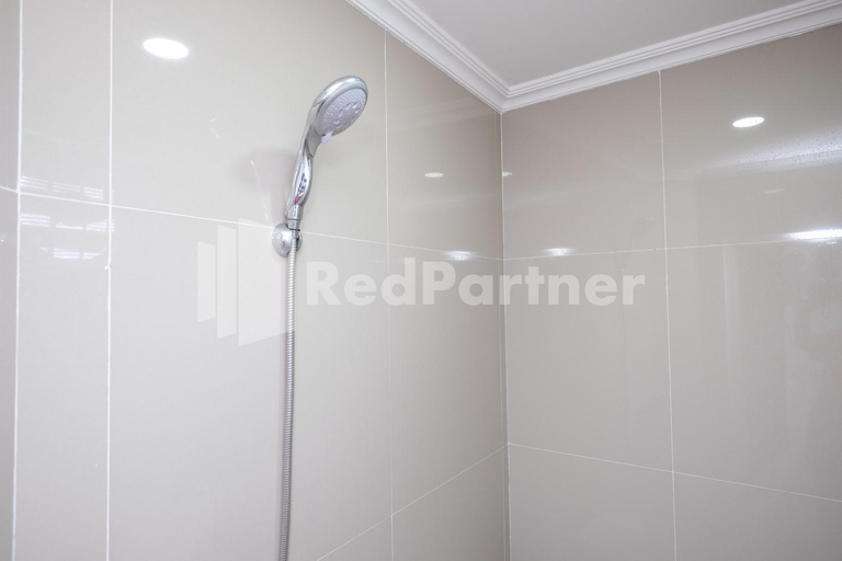 Bathroom 5, Aster Triplets Guest House JCM Mitra RedDoorz, Sleman