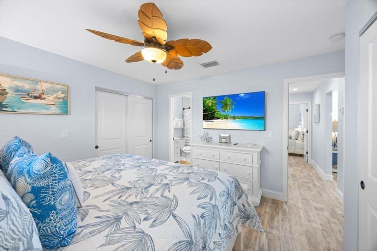 Room 3, Seashells Unit 12 2 Bedroom Condo, Lee